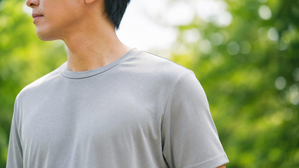 機能性TシャツのOEM製造仕様サンプルを確認する日本人バイヤーのイメージ